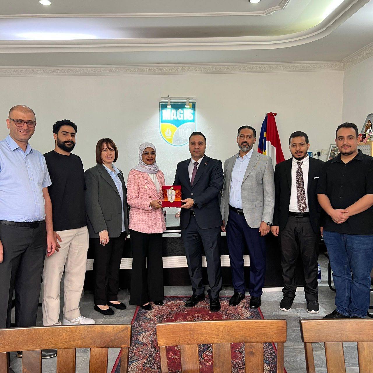 نائب رئيس الهيئة الإدارية للجالية اليمنية في ماليزيا يزور مدرسة الجيل العربي الحديث 12 نائب رئيس الهيئة الإدارية للجالية اليمنية في ماليزيا يزور مدرسة الجيل العربي الحديث