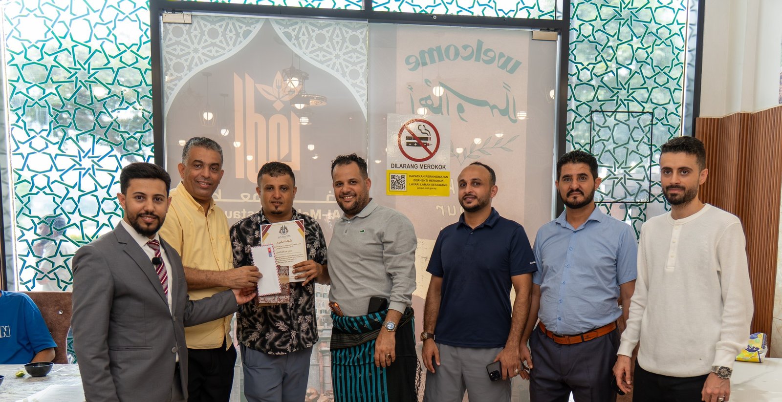 الجالية اليمنية في كوالالمبور تكرّم العمال اليمنيين ميدانياً بمناسبة عيد العمال العالمي 19 الجالية اليمنية في كوالالمبور تكرّم العمال اليمنيين ميدانياً بمناسبة عيد العمال العالمي