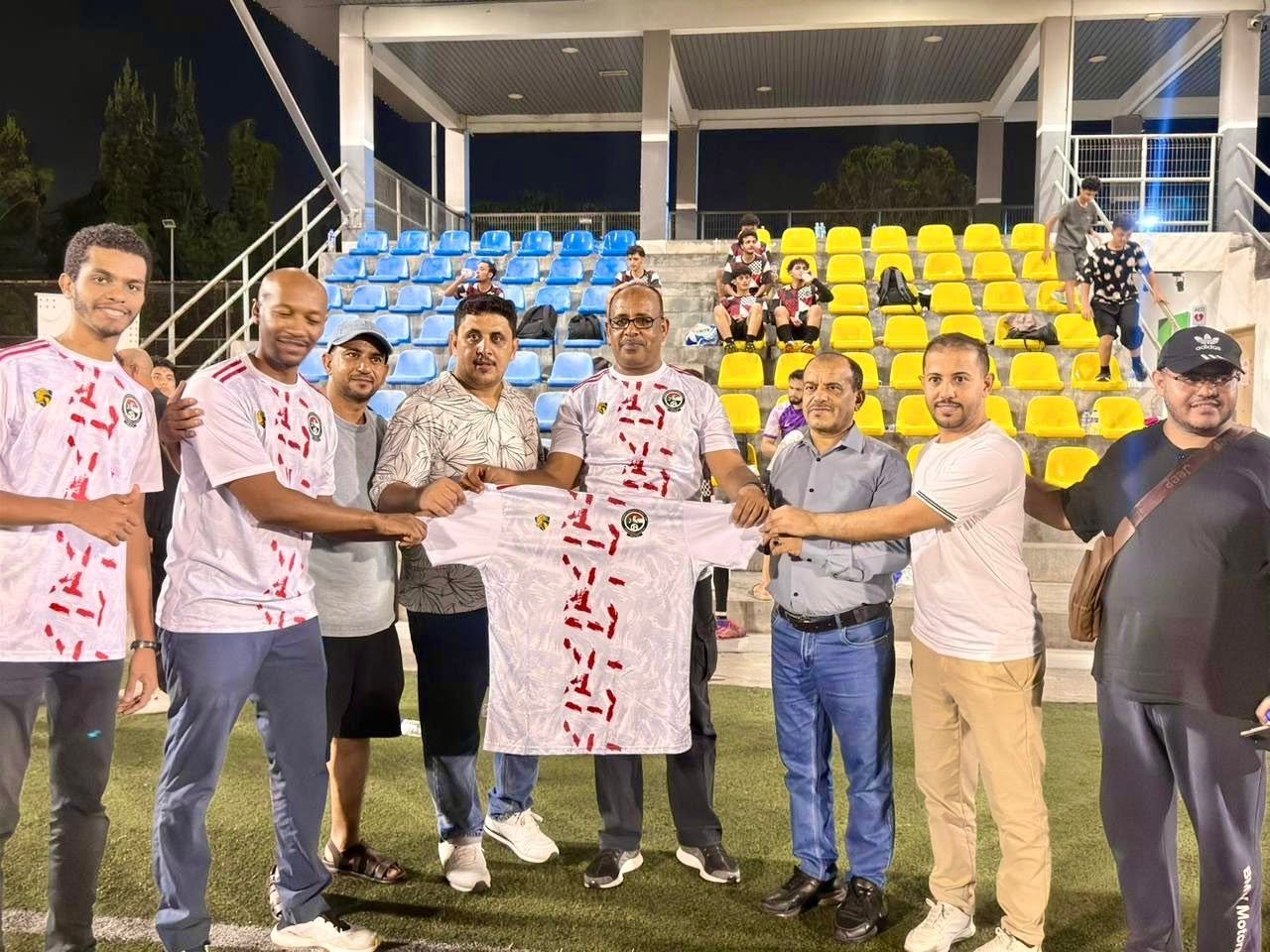 منتخبا الجاليتين اليمنية والسودانية في ماليزيا يقيمان مباراة صداقة لتعزيز العلاقات الأخوية بين الجانبين 1 منتخبا الجاليتين اليمنية والسودانية في ماليزيا يقيمان مباراة صداقة لتعزيز العلاقات الأخوية بين الجانبين