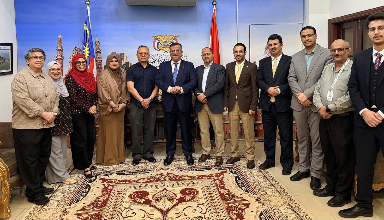 الأمين العام للجالية اليمنية في ماليزيا يلتقي السفير اليمني ويبحث عدداً من القضايا التي تهم أبناء الجالية 1 الأمين العام للجالية اليمنية في ماليزيا يلتقي السفير اليمني ويبحث عدداً من القضايا التي تهم أبناء الجالية